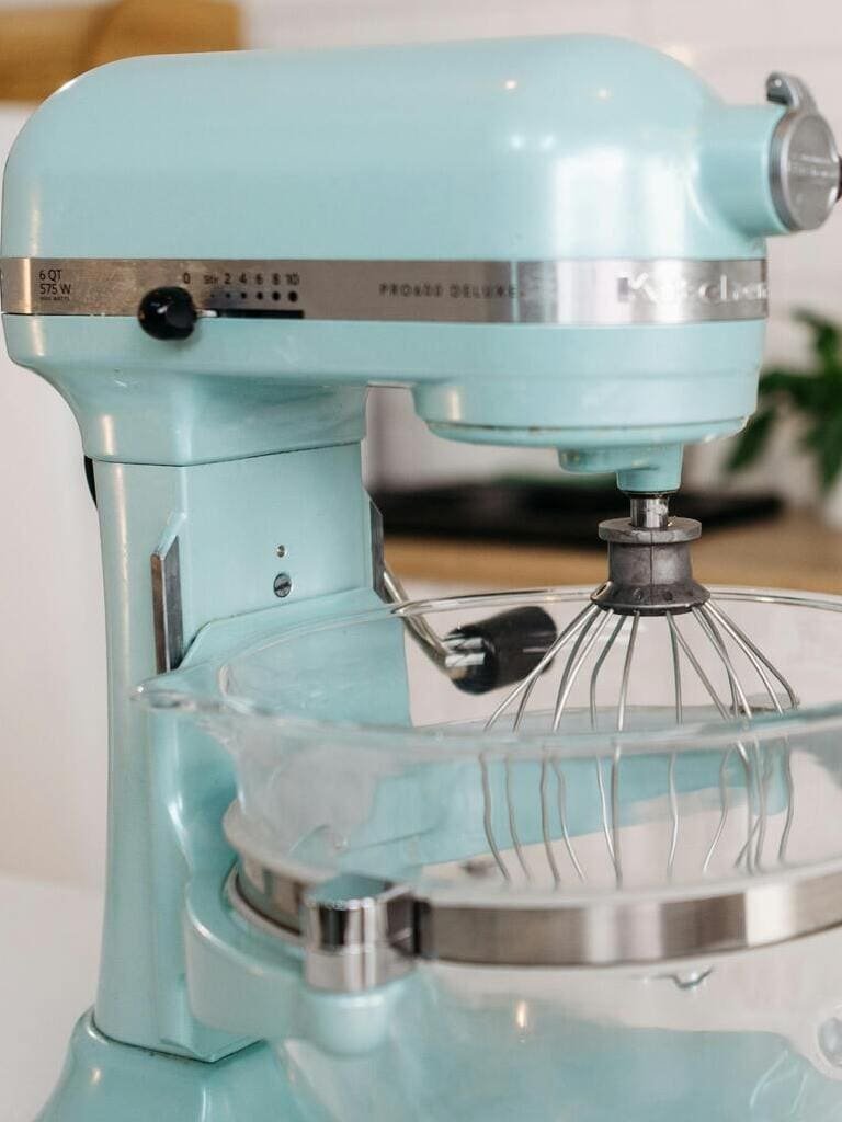 Técnico reparando batidora a domicilio en Santiago